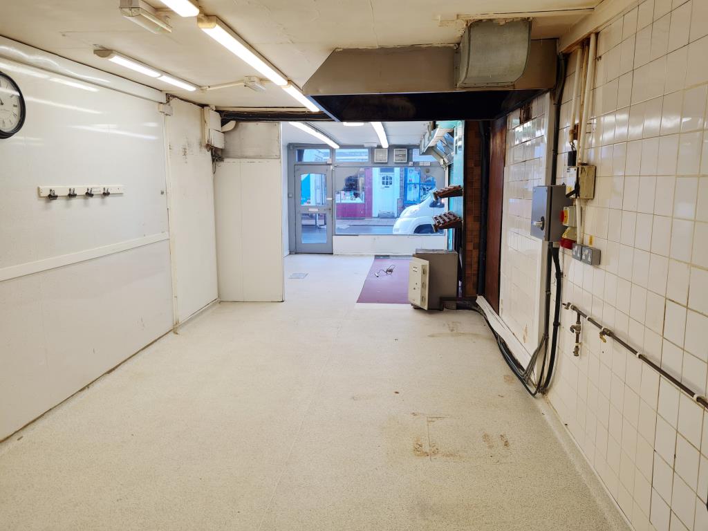 Lot: 115 - FREEHOLD COMMERCIAL PROPERTY IN HIGH STREET LOCATION - Rear of customer serving area